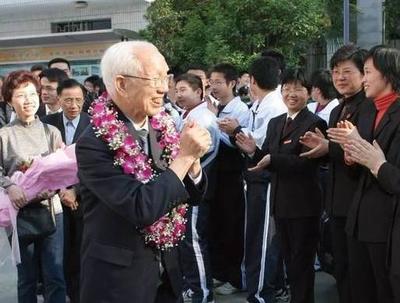 田家炳:创办香港田氏化工厂,大力发展慈善事业
